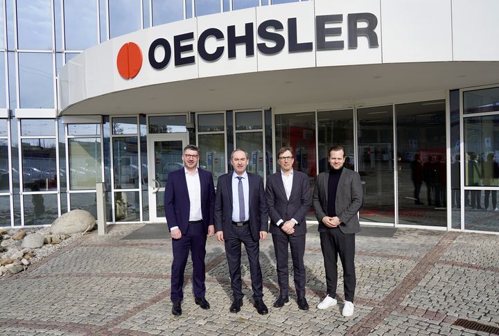 Wirtschaftsminister Hubert Aiwanger mit Karl Ostler (li.), Wolf Mang und Niklas Hopf von Oechsler AG