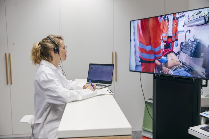 Die Ärztin sitzt weit entfernt – ist über eine 5G-Videoschaltung aber dennoch live im Rettungswagen. Die wissenschaftliche Mitarbeiterin Anna-Lena Dahmen simuliert dies hier in einem Testlauf.