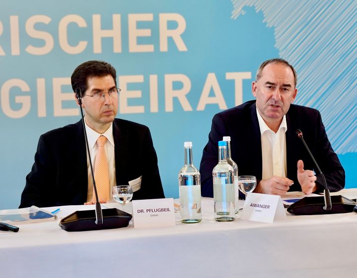 Bayerns Wirtschafts- und Energieminister Hubert Aiwanger kündigte bei der 4. Sitzung des Bayerischen Energiebeirats den Energieplan Bayern 2040 an. Foto: StMWi/Aneta Ufert