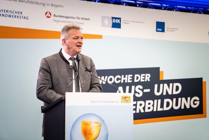 Bayerns Wirtschaftsstaatssekretär Roland Weigert war zu Gast bei der Auftaktveranstaltung in der Berufsschule Lauingen.