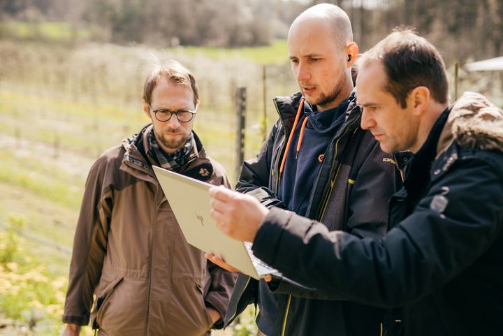 Franz Uhrmann, Andreas Gilson und Projektleiter Fabian Keil vom Fraunhofer IIS ver-bringen Arbeitstage auf einer Kirschplantage – eine ganz neue Erfahrung.