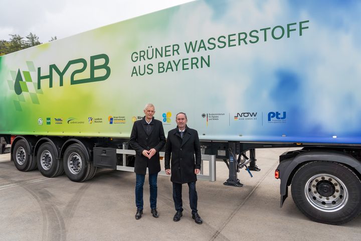 Bayerns Wirtschaftsminister Hubert Aiwanger und Dr. Tobias Brunner, Geschäftsführer Hy2B Wasserstoff GmbH. Foto: Elke Neureuther/StMWi