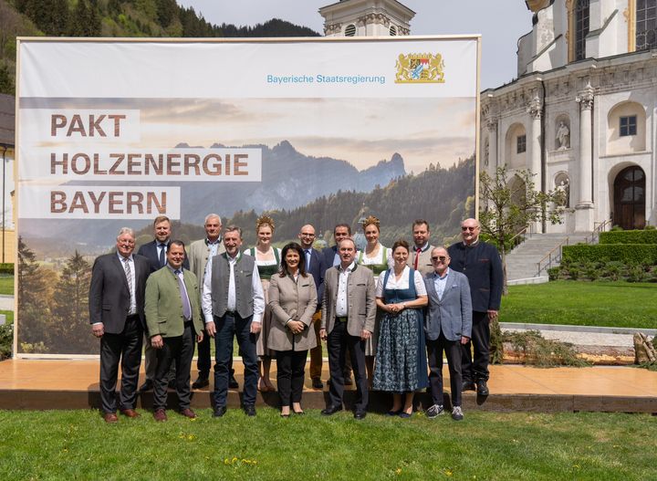 Bayerns Staatsminister Hubert Aiwanger und Michaela Kaniber unterzeichneten den „Pakt Holzenergie Bayern“ gemeinsam mit Vertretern zahlreicher Verbände. Foto: Bastian Brummer/StMWi