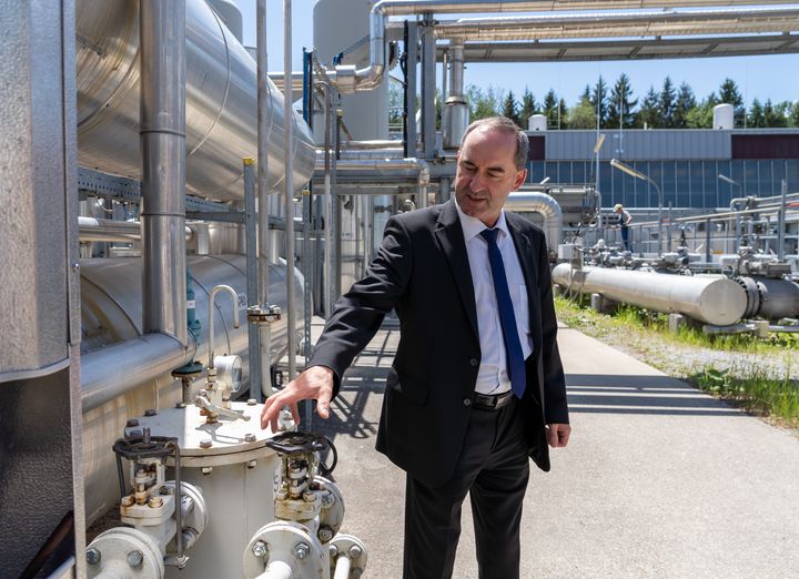 Wirtschafts- und Energieminister Hubert Aiwanger besuchte am Donnerstag den Gasspeicher in Wolfersberg.  Foto: © StMWi/E. Neureuther