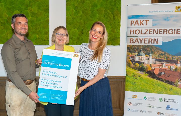 Amtschefin Dr. Sabine Jarothe (Mitte) überreichte den Verantwortlichen des Projekts &quot;Biomasseheizwerk Bad Staffelstein - Zur Herrgottsmühle&quot; eine Förderurkunde. Foto: StMWi/Bastian Brummer