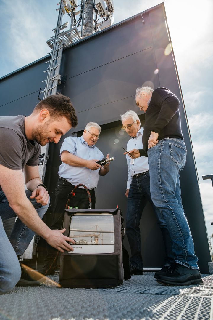 Simon Schadhauser, Christian Entsfellner, Peter Gersing und Martin Schwab (von links) tüfteln an der Messtechnik.