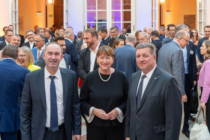 Der Bayerische Wirtschaftsminister Hubert Aiwanger und der Bayerische Verkehrsminister Christian Bernreiter laden zum Staatsempfang anlässlich der IAA MOBILITY 2023 ein.