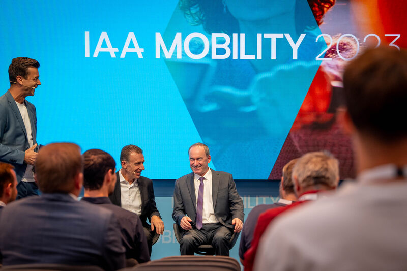 Bayerns Wirtschaftsminister Hubert Aiwanger besucht die IAA MOBILITY 2023