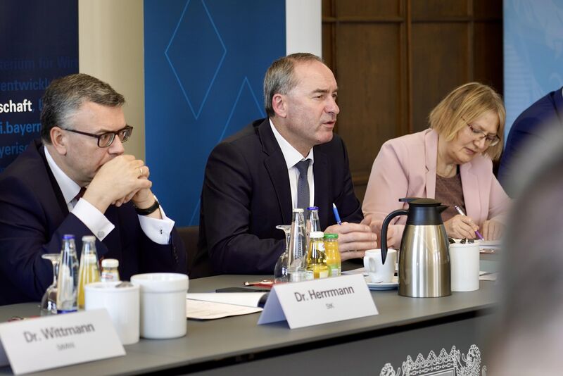 Impressionen des Runden Tisches zum Thema „Finanzierungsfragen der Sicherheits- und Verteidigungsindustrie“.
