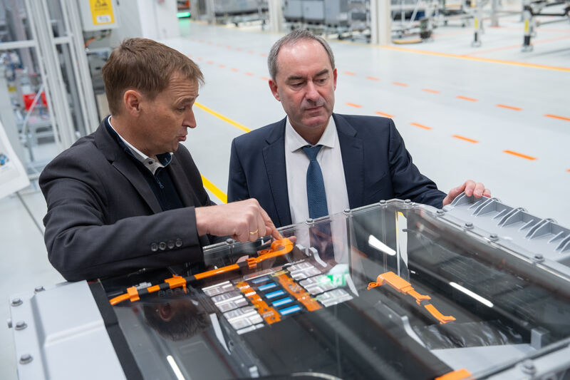Seit heute werden in Nürnberg Batteriepacks für Nutzfahrzeuge gebaut. Bayerns Wirtschafts- und Energieminister Hubert Aiwanger hat das neue Batteriewerk der MAN Truck & Bus SE in Nürnberg besucht und sich über die dortige Produktion informiert. Foto: StMWi/Bastian Brummer