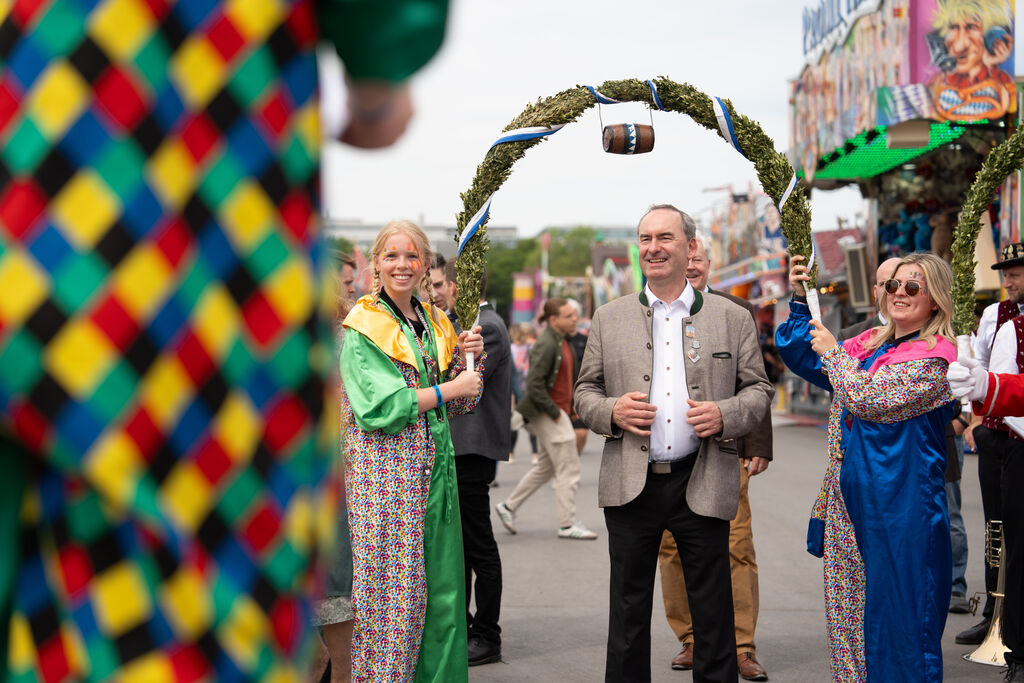 Minister Aiwanger besuchte die Stationen, an denen die Schäfflertanzgruppen aus ganz Bayern ihre Tänze aufführten. Foto: StMWi/Bastian Brummer