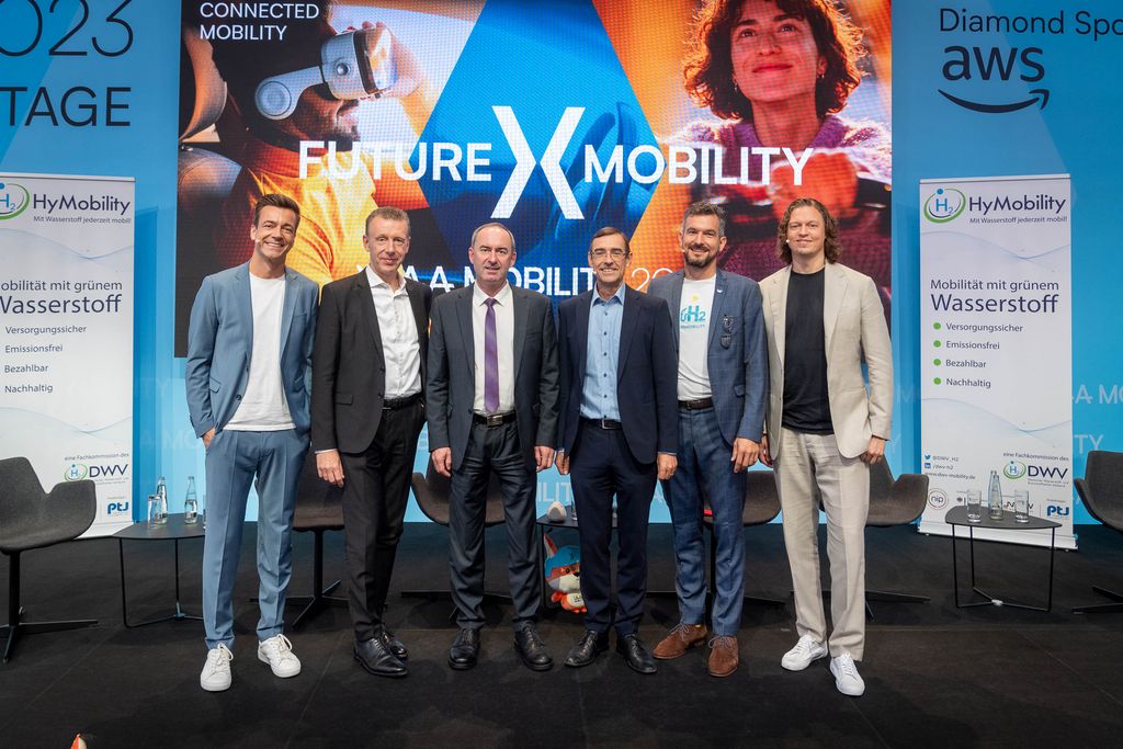 Bayerns Wirtschaftsminister Hubert Aiwanger besucht die IAA MOBILITY 2023