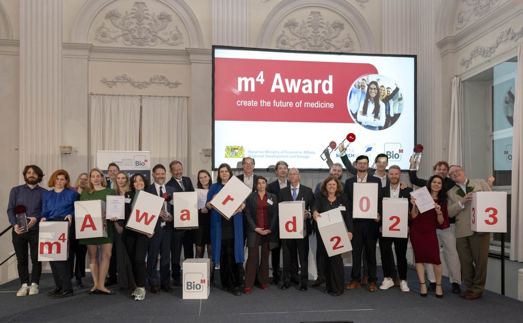 Die Gewinner-Teams des m4-Awards 2023 bei der Preisverleihung in der Münchner Residenz. Foto: BioM / Michael Woelke