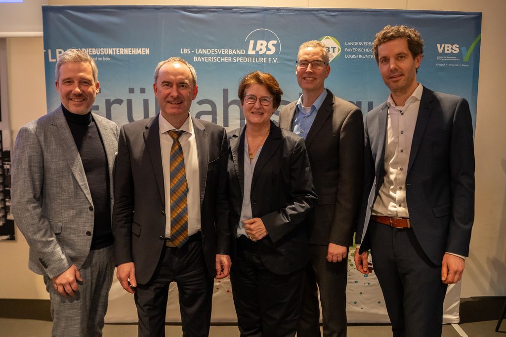 Auf der Frühjahrstagung der Transport- und Logistikverbände sprach Bayerns Wirtschaftsminister Hubert Aiwanger (2. v. l) unter anderem mit Stephan Doppelhammer, Geschäftsführer des LBT (v. l.), Sabine Lehmann, Geschäftsführerin des LBS, Rüdiger Weiß, Geschäftsführer des VBS und Stephan Rabl, Geschäftsführer des LBO über wichtige Zukunftsthemen der Branche. 
Foto: StMWi/ Bastian Brummer