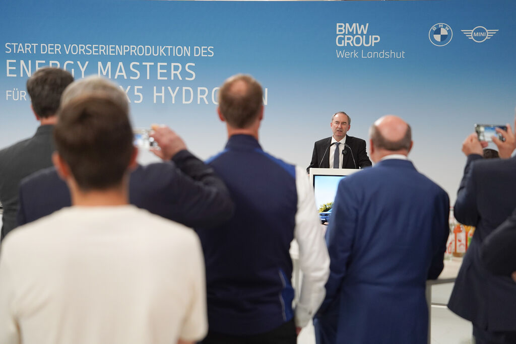 Bayerns Wirtschaftsminister Hubert Aiwanger bezeichnete beim Start der Vorserienproduktion des Energy Masters Wasserstoff als echte Zukunftschance für Bayern.
Foto: StMWi/ F. Wachtveitl