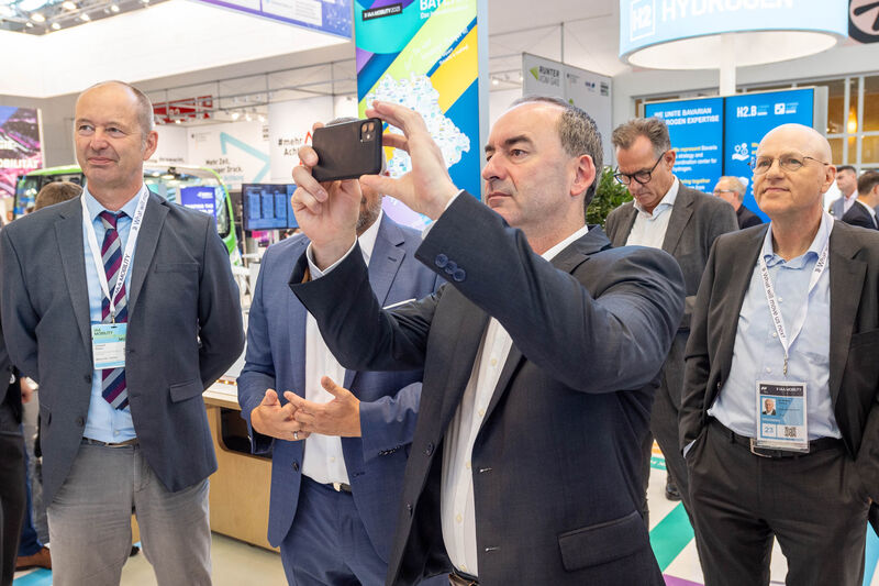Bayerns Wirtschaftsminister Hubert Aiwanger besucht die IAA MOBILITY 2023.