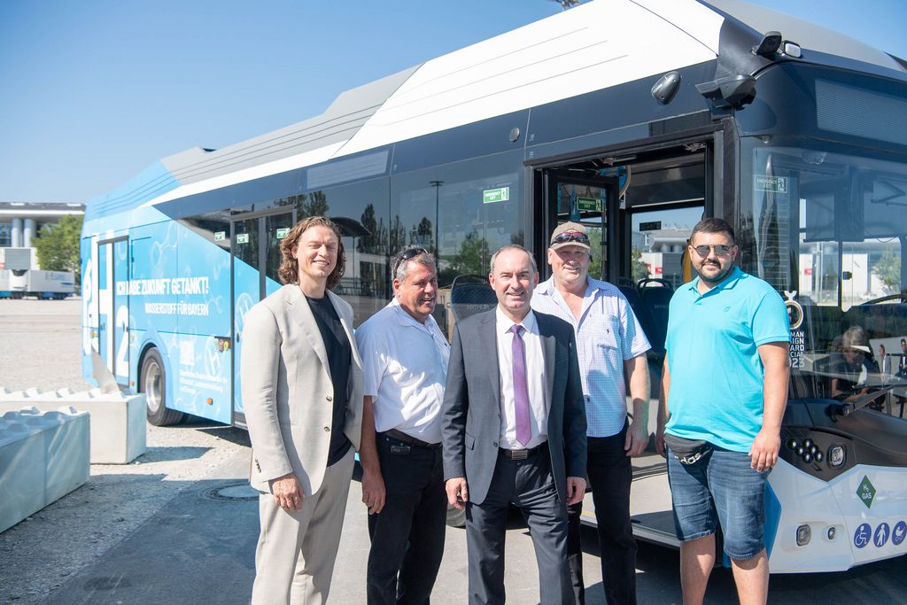 Bayerns Wirtschaftsminister Hubert Aiwanger besucht die IAA MOBILITY 2023