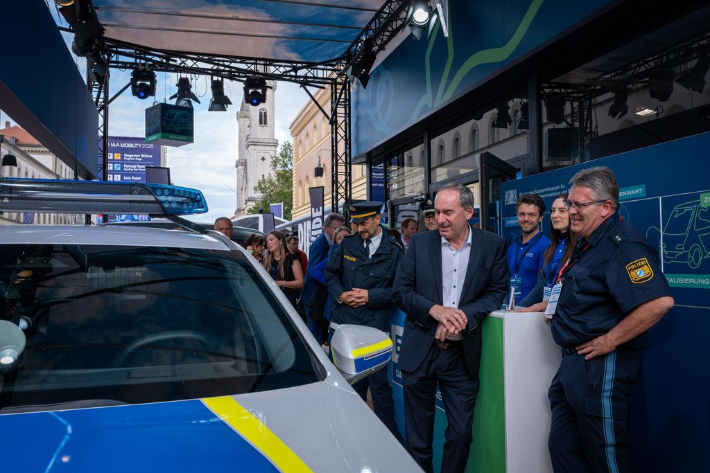 Bayerns Wirtschaftsminister Hubert Aiwanger besucht die Ausstellungsfläche des Bayerischen Wirtschaftsministeriums auf dem IAA Open Space in München.