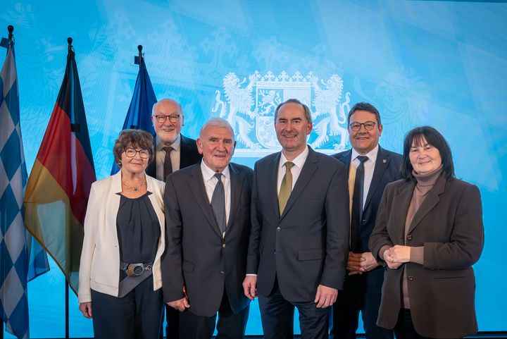 Bayerns Wirtschaftsminister Hubert Aiwanger verleiht die Staatsmedaille für besondere Verdienste um die bayerische Wirtschaft. Bayerns Wirtschaftsminister Hubert Aiwanger verleiht die Staatsmedaille für besondere Verdienste um die bayerische Wirtschaft.