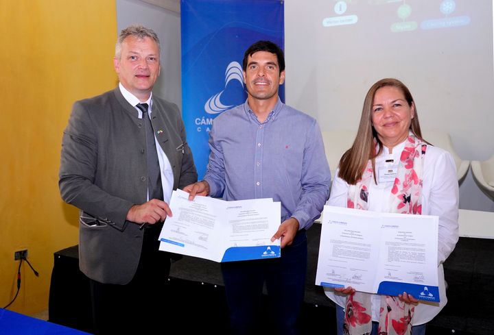 m Rahmen des Events unterzeichneten die örtliche Handelskammer und  die bayerische Repräsentantin in Südamerika, Pamela Valdivia, im Beisein  von Staatssekretär Roland Weigert einen LOI zum Ausbau der  bestehenden Partnerschaft. © StMWi/T.Assenbrunner 