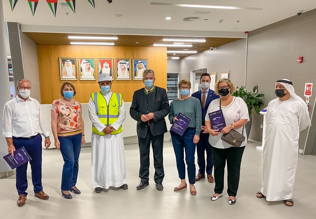 Wirtschaftsstaatssekretär Roland Weigert und Prof. Dr. Veronika Grimm (4.v.r.) beim Besuch des Green Hydrogen-Projekts im Mohammed bin Rashid Al Maktoum-Solarpark in Dubai im Oktober 2021. Foto: StMWi/Assenbrunner