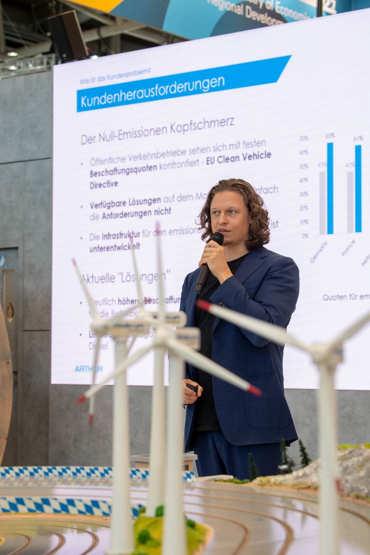 Impressionen des Messestands des Bayerischen Wirtschaftsministeriums auf der IAA Mobility 2023