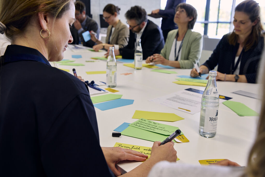 Arbeiten an Pinwand