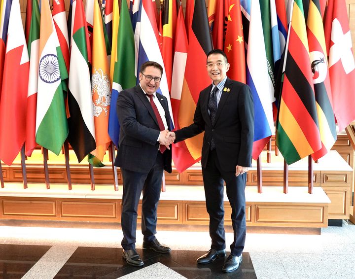 Staatssekretär Tobias Gotthardt und der thailändische Außenminister Maris Sangiampongsa. Foto: StMWi
