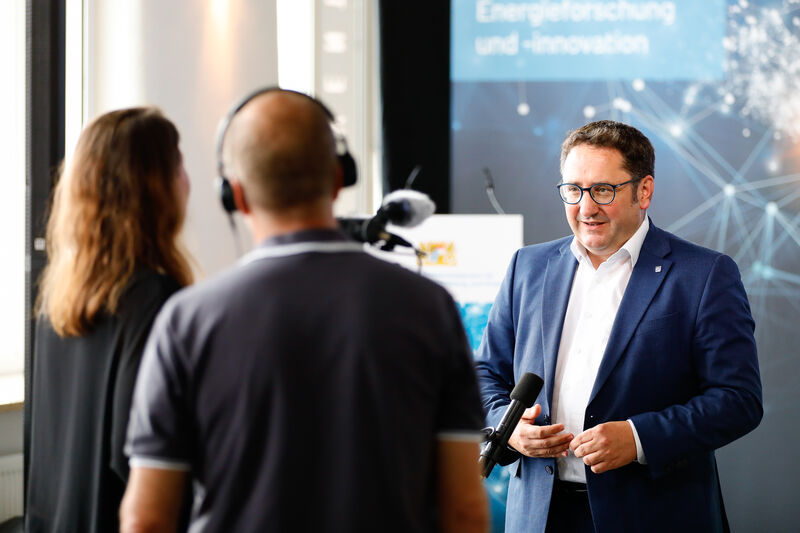 Bayerns Wirtschaftsstaatssekretär Tobias Gotthardt hat heute in Nürnberg die Gewinner des Ideenwettbewerbs „Innovationen in der Wärmeenergietechnologie“ ausgezeichnet. Anlass war der Tag der Bayerischen Energieforschung und -Innovation. Foto: StMWi/S. Geiger