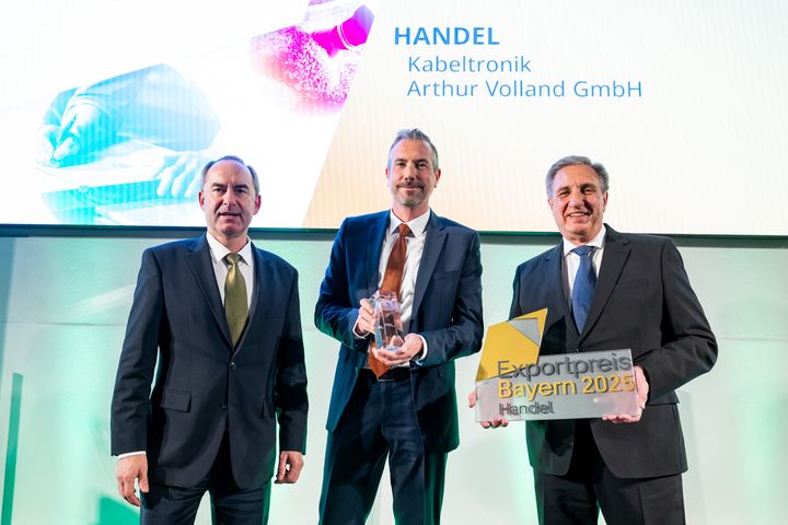 Bayerns Wirtschaftsminister Hubert Aiwanger mit dem Preisträger der Kategorie Handel: Oliver Heberling (Mitte), Geschäftsführer der Kabeltronik Arthur Volland GmbH; Laudator Herr Michael Zink, Geschäftsführer des Bayerischen Fliesenhandel GmbH (Foto: StMWi/L. Preiss)