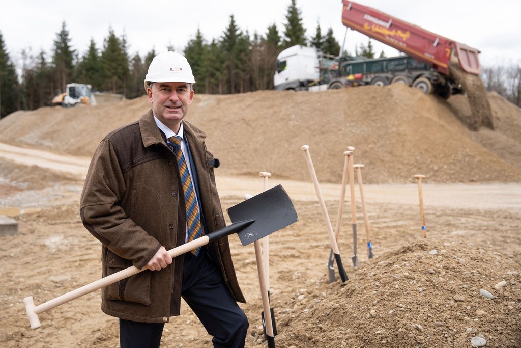 Im Forstenrieder Park südlich von München entsteht auf Staatswaldflächen ein neuer Windpark. Bayerns Energieminister Hubert Aiwanger hat heute am Spatenstich teilgenommen. Foto: StMWi/Bastian Brummer