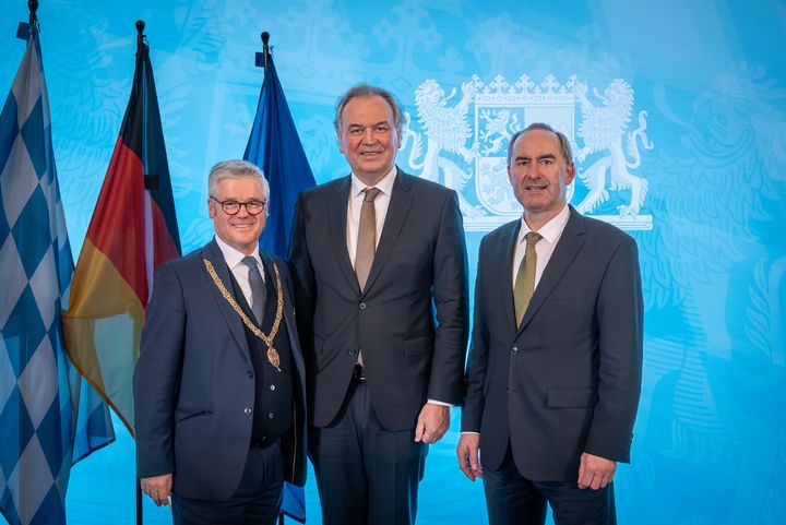 Bayerns Wirtschaftsminister Hubert Aiwanger verleiht die Staatsmedaille für besondere Verdienste um die bayerische Wirtschaft.