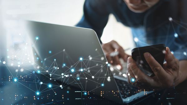 Person arbeitet am Laptop.