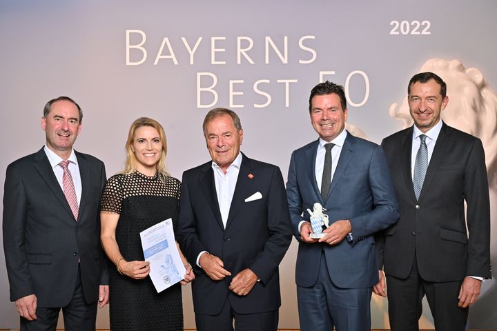 Bayerns Wirtschaftsminister Hubert Aiwanger (links) übergibt die Auszeichnung "Bayerns Best 50" an die LOXXESS AG.