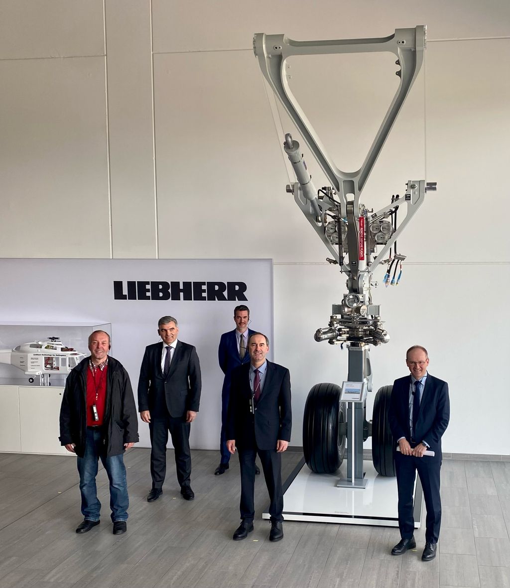Staatsminister Hubert Aiwanger (Mitte) besuchte Liebherr-Aerospace. Die Geschäftsführer Martin Wandel (rechts), Dr. Klaus Schneider und Philipp Walter führten den Minister durch die Werkshallen. Mit dabei: Der Landtagsabgeordnete Dr. Leopold Herz. Foto: StMWi