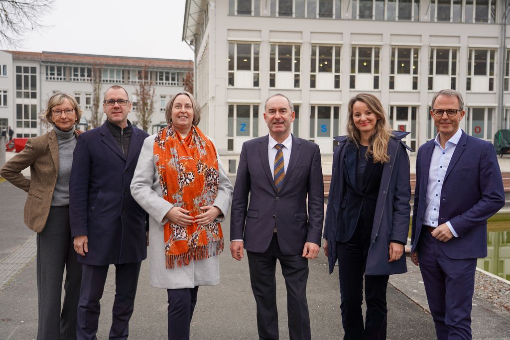 Trafen sich zum gemeinsamen Austausch: Bayerns Wirtschaftsminister Hubert Aiwanger (4. v. l) und die Präsidentin der Hochschule Landshut Prof. Dr. Michaela Wirtz (3. v. l). Ebenfalls mit dabei waren Anke Evertz vom Bayerischen Wirtschaftsministerium (v. l.), Prof. Dr. Marcus Jautze, Vizepräsident Transfer und Internationales an der Hochschule Landshut, Prof. Dr. Aida Anetsberger, Vizepräsidentin Forschung und wissenschaftlicher Nachwuchs an der Hochschule Landshut und Marc Bicker vom Institut Transfer und Zusammenarbeit der Hochschule Landshut. 
Foto: StMWi/ K. Huber