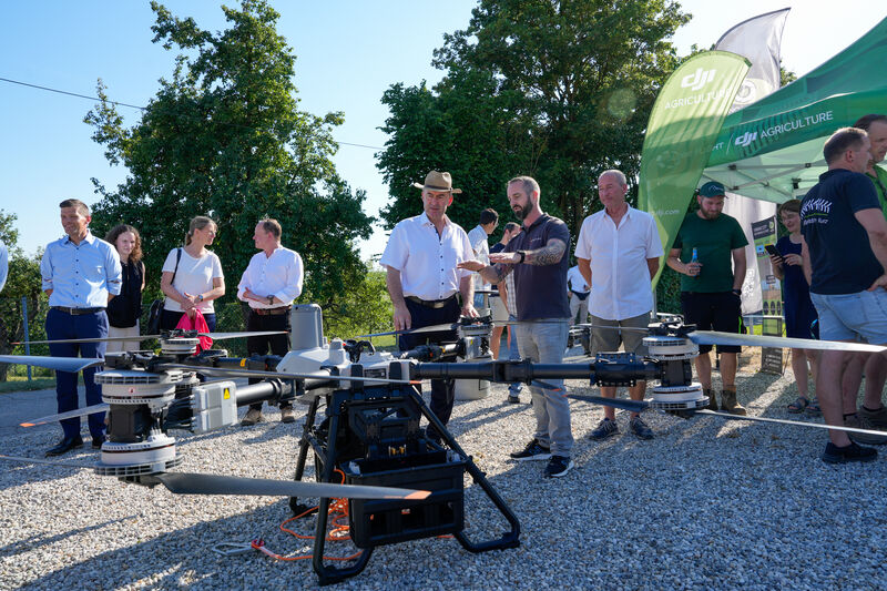 Verschiedene Aussteller zeigten Bayerns Wirtschaftsminister Hubert Aiwanger ihre Modelle.
Foto: StMWi/ K. Huber