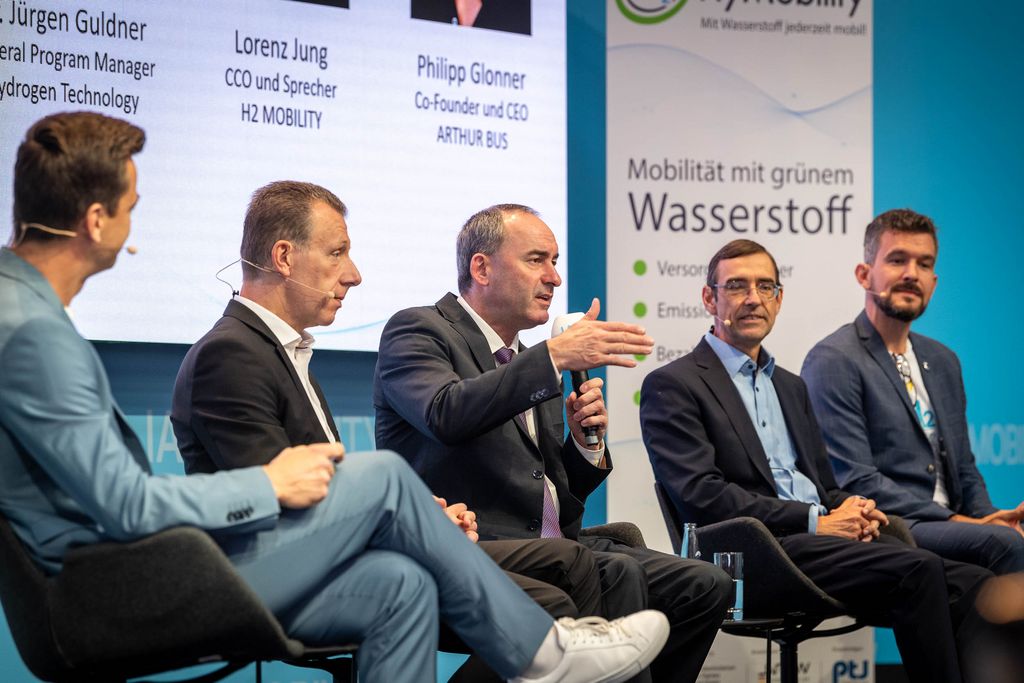 Bayerns Wirtschaftsminister Hubert Aiwanger besucht die IAA MOBILITY 2023