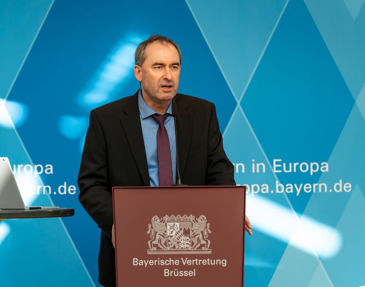 Bayerns Wirtschaftsminister Hubert Aiwanger bei seiner Rede in Brüssel. Foto: Elke Neureuther/StMWi
