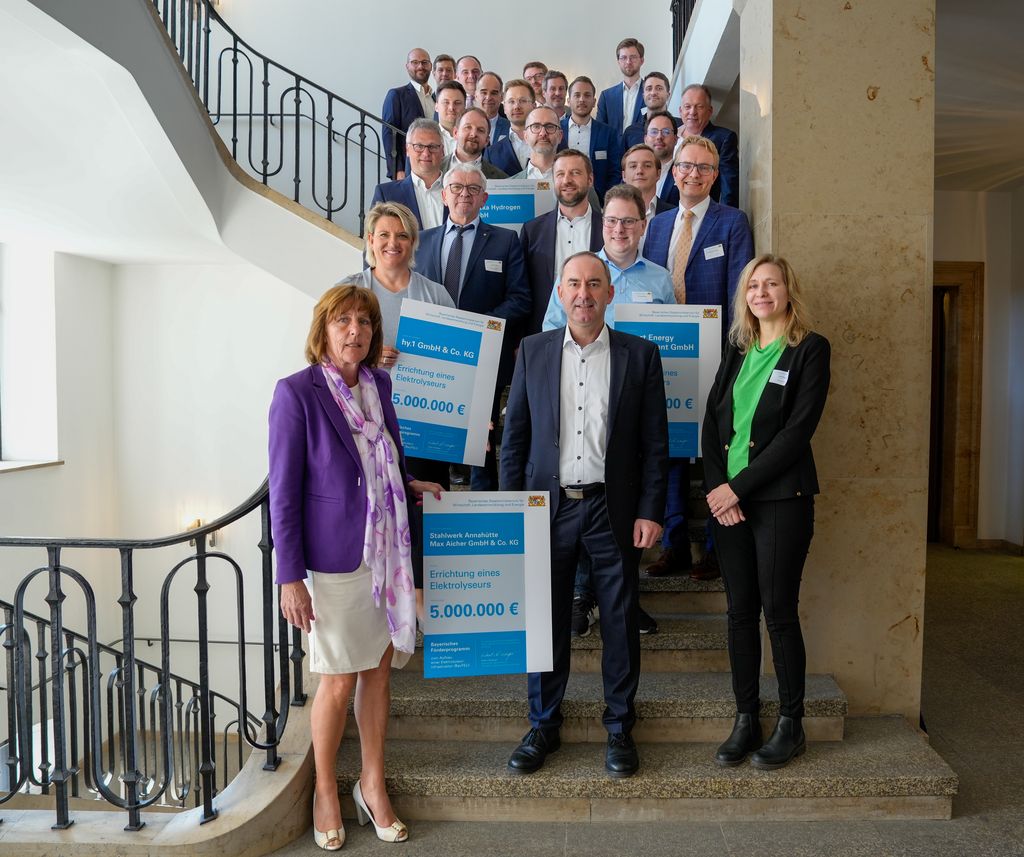 Wirtschaftsminister Hubert Aiwanger übergibt elf Förderurkunden mit einem Gesamtvolumen von 65 Mio. Euro. Foto: StMWi