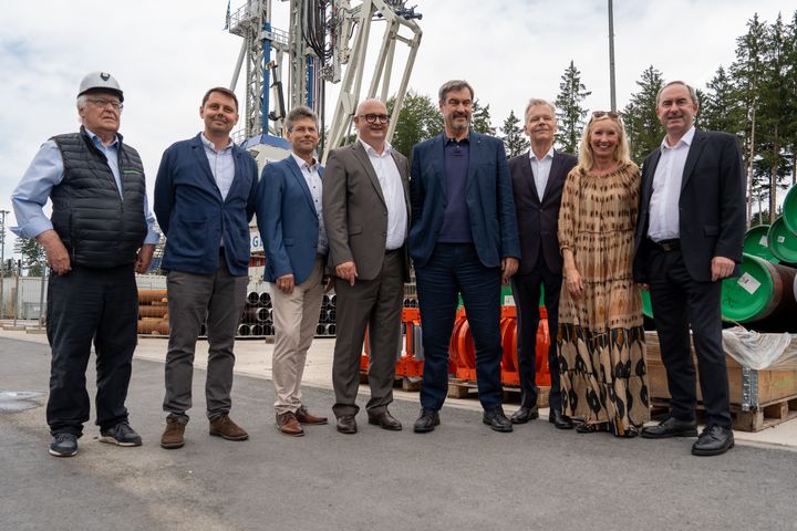 Im Süden von München wird die Geothermieanlage Grünwald erweitert. Bayerns Wirtschafts- und Energieminister Hubert Aiwanger betonte beim Start der neuen Bohrung in Laufzorn II die strategische Bedeutung dieses Projekts. Foto: StMWi/A. Ufert