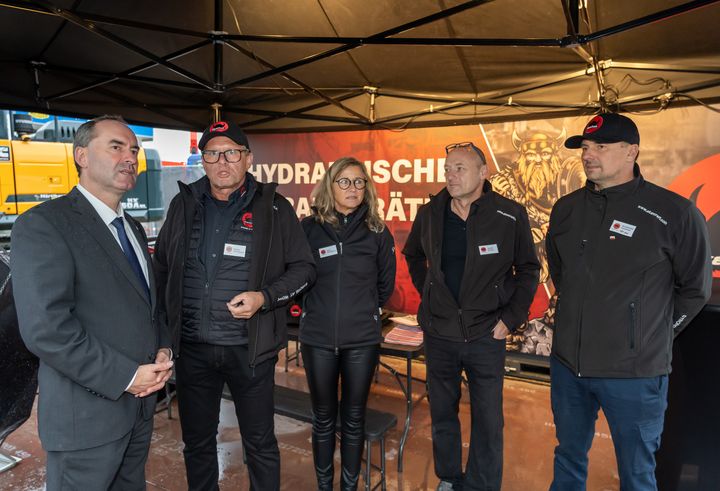 Hubert Aiwanger im Gespräch mit Geschäftsführer Walter Mörtlbauer, Gerti Mörtlbauer, Armin Khuon und Bartlomiej Szramuk am Stand der niederbayerischen Firma SkanCraft. Foto: Elke Neureuther/StMWi