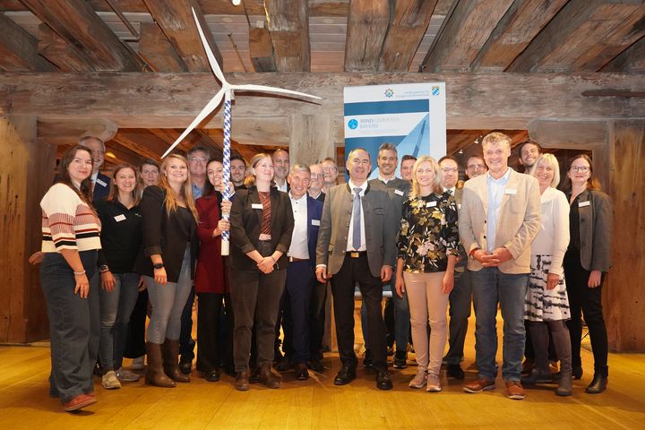 Wirtschafts- und Energieminister Hubert Aiwanger bei der Abschlussveranstaltung des Programms Windkümmerer 2.0 mit Vertretern der Regierungen und Kommunen, der Behörden, der Energieagenturen, der Wirtschaft und der Verbände sowie den Windkümmerern. Foto: StMWi.