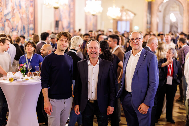 Professor Dr. Dr. Fabian Theis (Wissenschaftlicher Direktor Helmholtz), Staatsminister Hubert Aiwanger und Alexander Hold (Vizepräsident Bayerischer Landtag) beim Staatsempfang HAICON 2026. Foto: StMWi