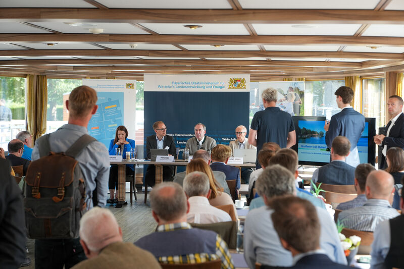 Wirtschaftsminister Aiwanger hob bei der Abschlusspräsentation die besondere Bedeutung von Gewässerthermie für Bayern hervor.
Foto: StMWi/ K. Huber