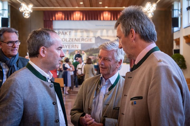 Impressionen der feierlichen Unterzeichnung des Pakts "Holzenergie Bayern". 