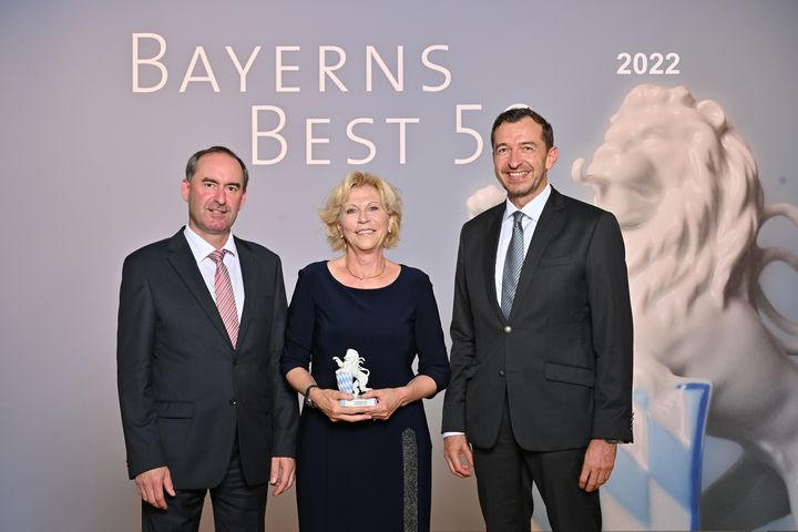 Bayerns Wirtschaftsminister Hubert Aiwanger (links) übergibt die Auszeichnung "Bayerns Best 50" an die AVS Ingenieur J. C. Römer GmbH.