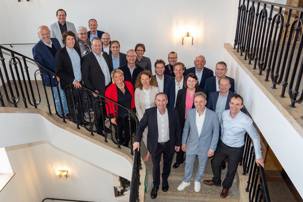 Bayerns Wirtschafts- und Energieminister Hubert Aiwanger tauschte sich mit Netz- und Speicherbetreibern, sowie mit Vertretern der Branchenverbände und der Wissenschaft aus.
Foto: StMWi