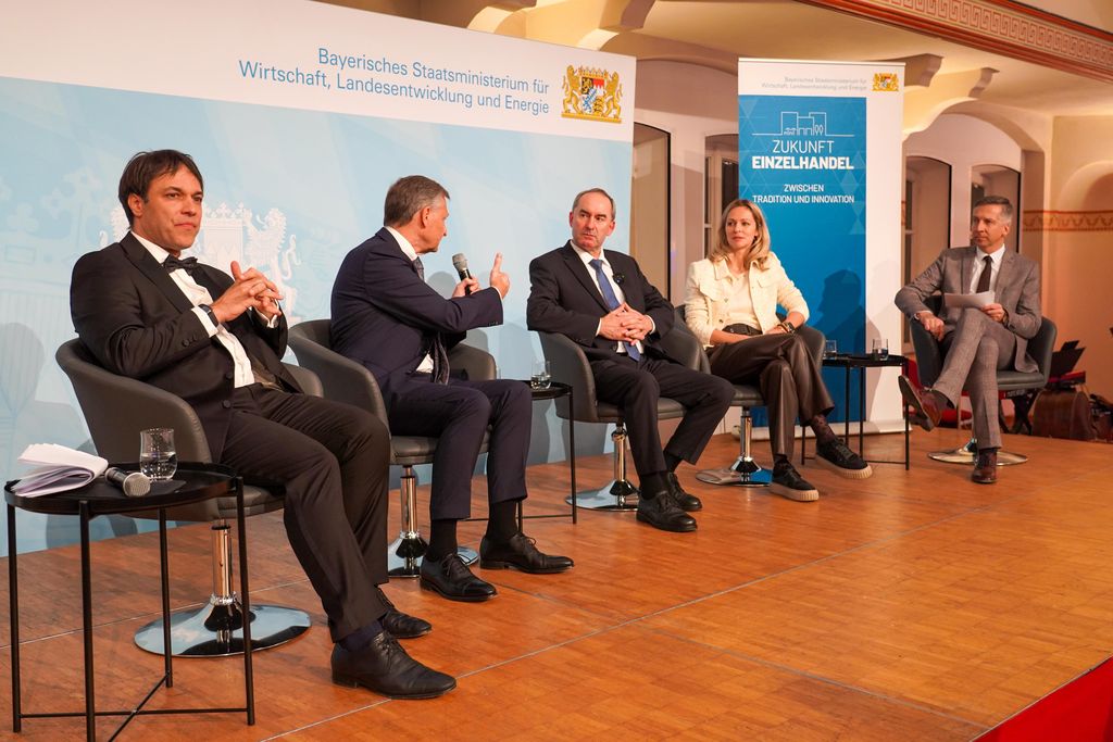 Sprachen bei der Podiumsdiskussion über die Zukunft des Einzelhandels: Christian Boniberger (v. l.), Geschäftsführer Kaufhaus Oberpaur Landshut, Wolfgang Puff, Hauptgeschäftsführer Handelsverband Bayern, Staatsminister Hubert Aiwanger, Angelika Winkler, Geschäftsführerin „Markthalle 2.0“ in Lohr am Main und Moderator Bernhard Mahler.
Foto: StMWi/ K. Huber