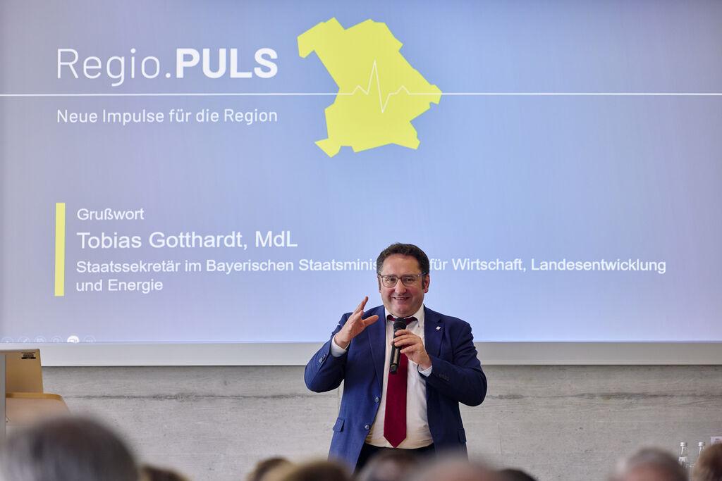 Bayerns Wirtschaftsstaatssekretär Tobias Gotthardt bei der Veranstaltung Regio.PULS in Augsburg.
Foto: M. Gellert